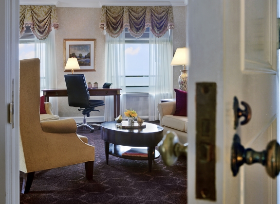 HUBER drake-hotel-executive suite