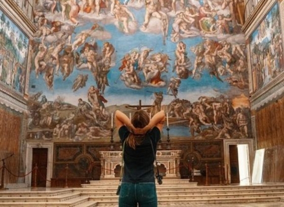 woman in the vatican museum