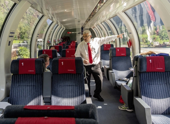gotthard-panorama-express_tour-guide-panorama-coach