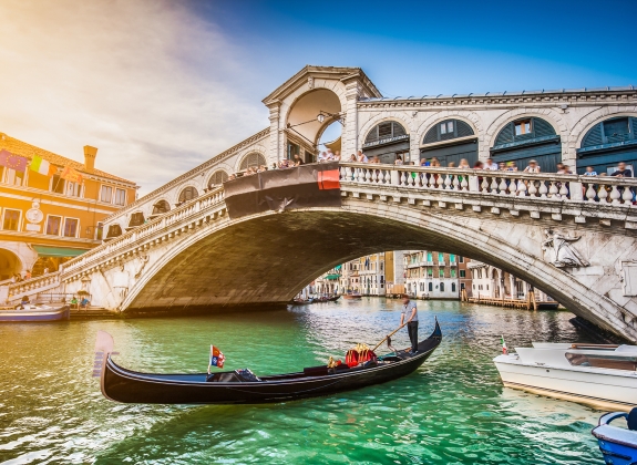 walking-tour-venice-italy-gondola