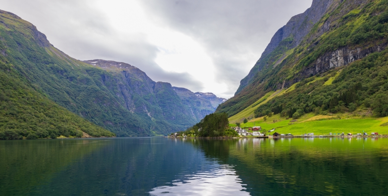 naeroyfjord_norway_from-flam-boat-cruise