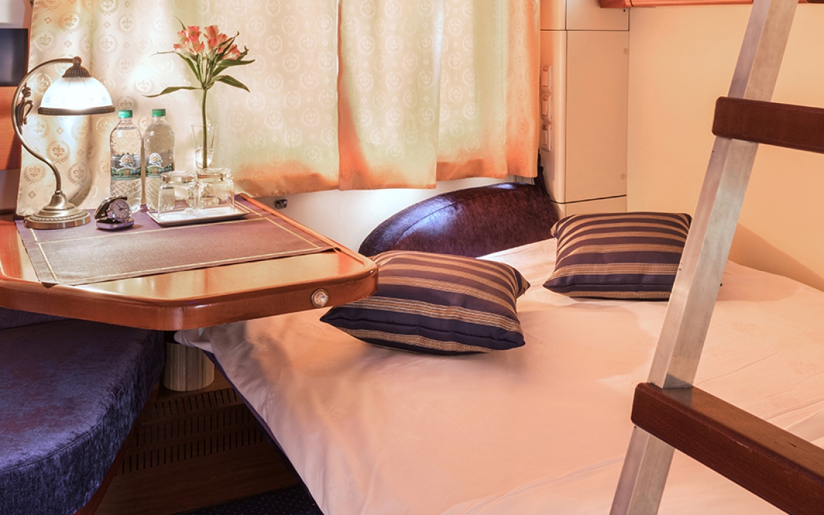 Golden Eagle Gold Class Room 1800x600