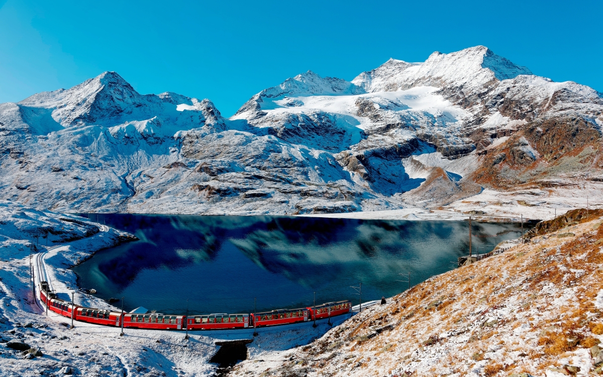 bernina-express-on-lake