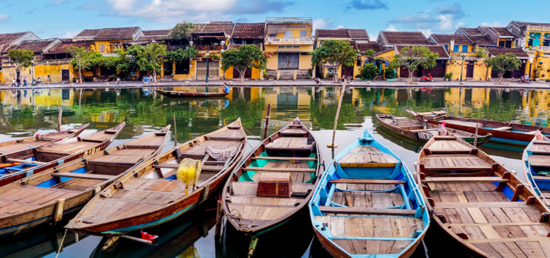 Boats-on-Water-in-Hoi-An-Vietnam-1800x600